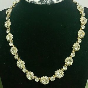 Ladie's Gold tone fashion necklace.
